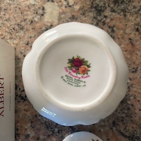 Royal Albert Old Country Roses Lidded Sugar Bowl - Picture 5 of 13